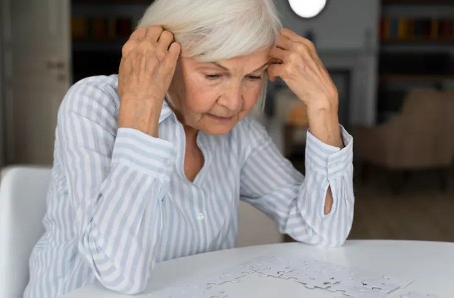 пожилая женщина разговаривает с врачом о лечении болезни бинсвангера